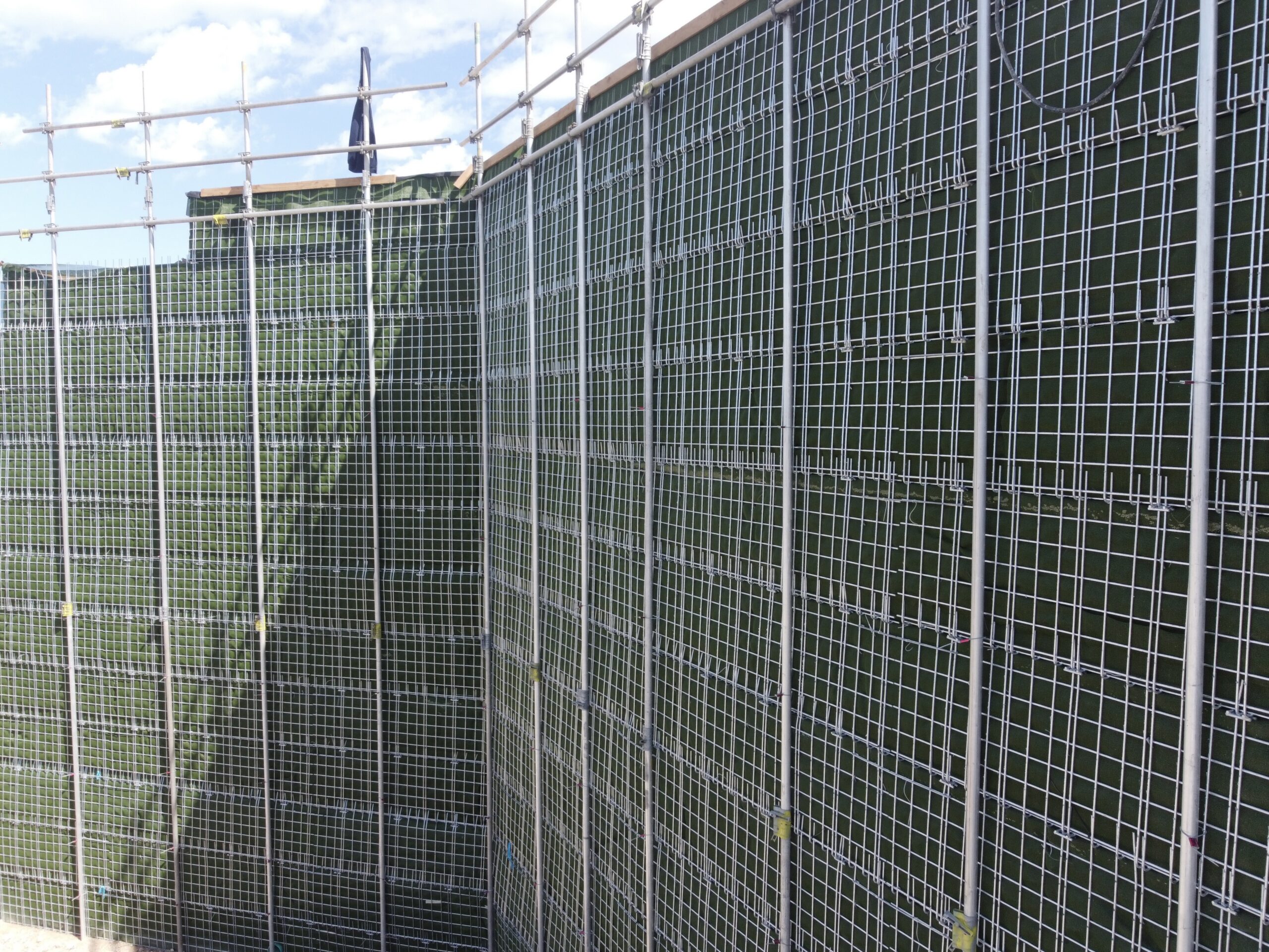 Close view of MSE wire wall crusher wall